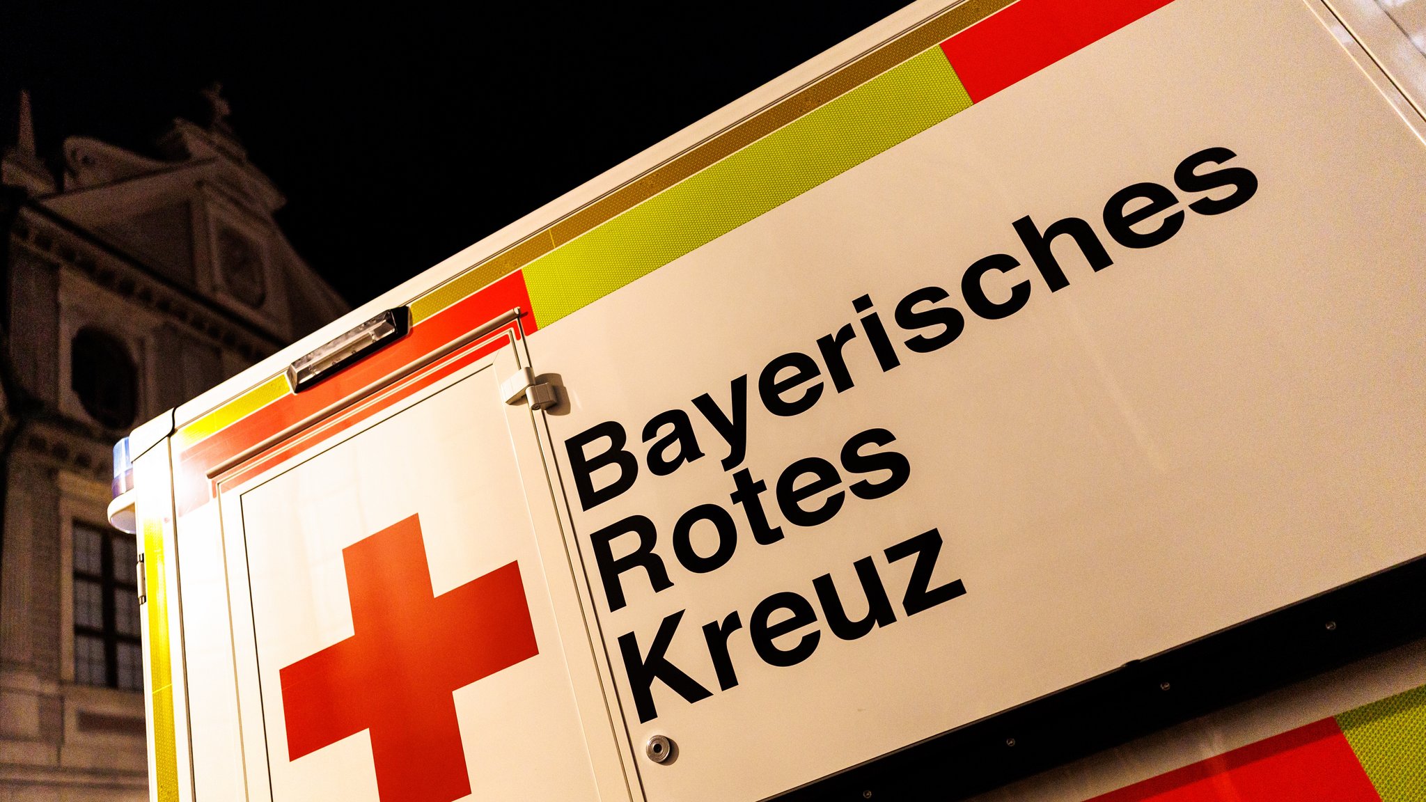 Der Schriftzug "Bayerisches Rotes Kreuz" auf einem Fahrzeug in München