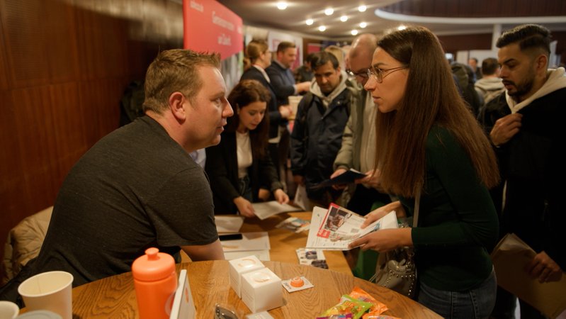 Die Ukrainerin Vira Ischtschenko informiert sich auf der Münchner Jobmesse für arbeitssuchende Geflüchtete.
