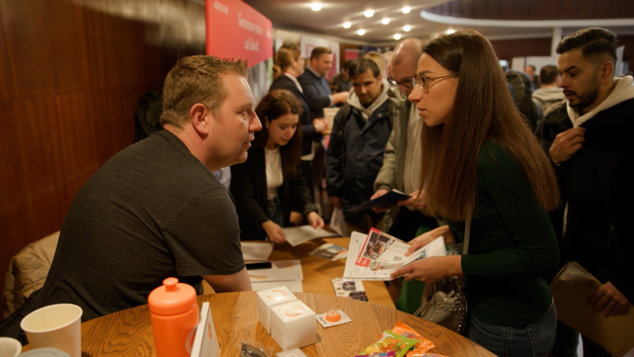 Die Ukrainerin Vira Ischtschenko informiert sich auf der Münchner Jobmesse für arbeitssuchende Geflüchtete.