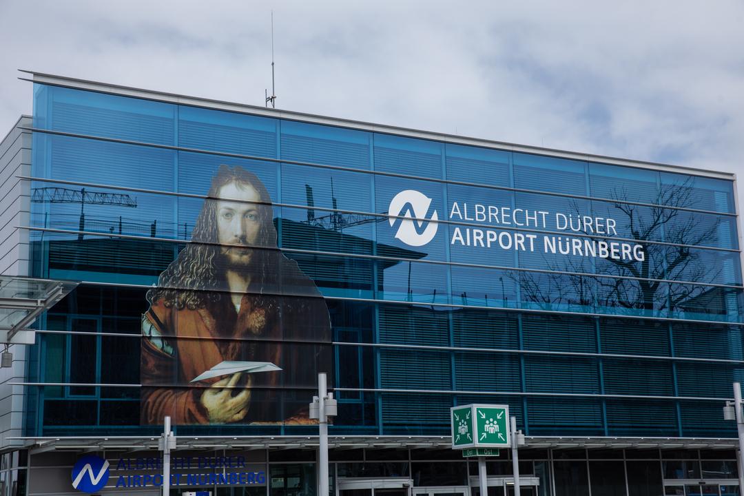 Der Flughafen in Nürnberg mit Albrecht Dürer auf der Glasfront.