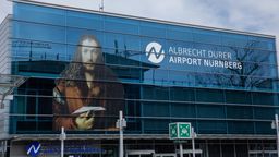 Der Flughafen in Nürnberg mit Albrecht Dürer auf der Glasfront. | Bild:BR/Leon Baatz