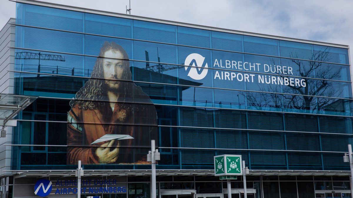 Der Flughafen in Nürnberg mit Albrecht Dürer auf der Glasfront.