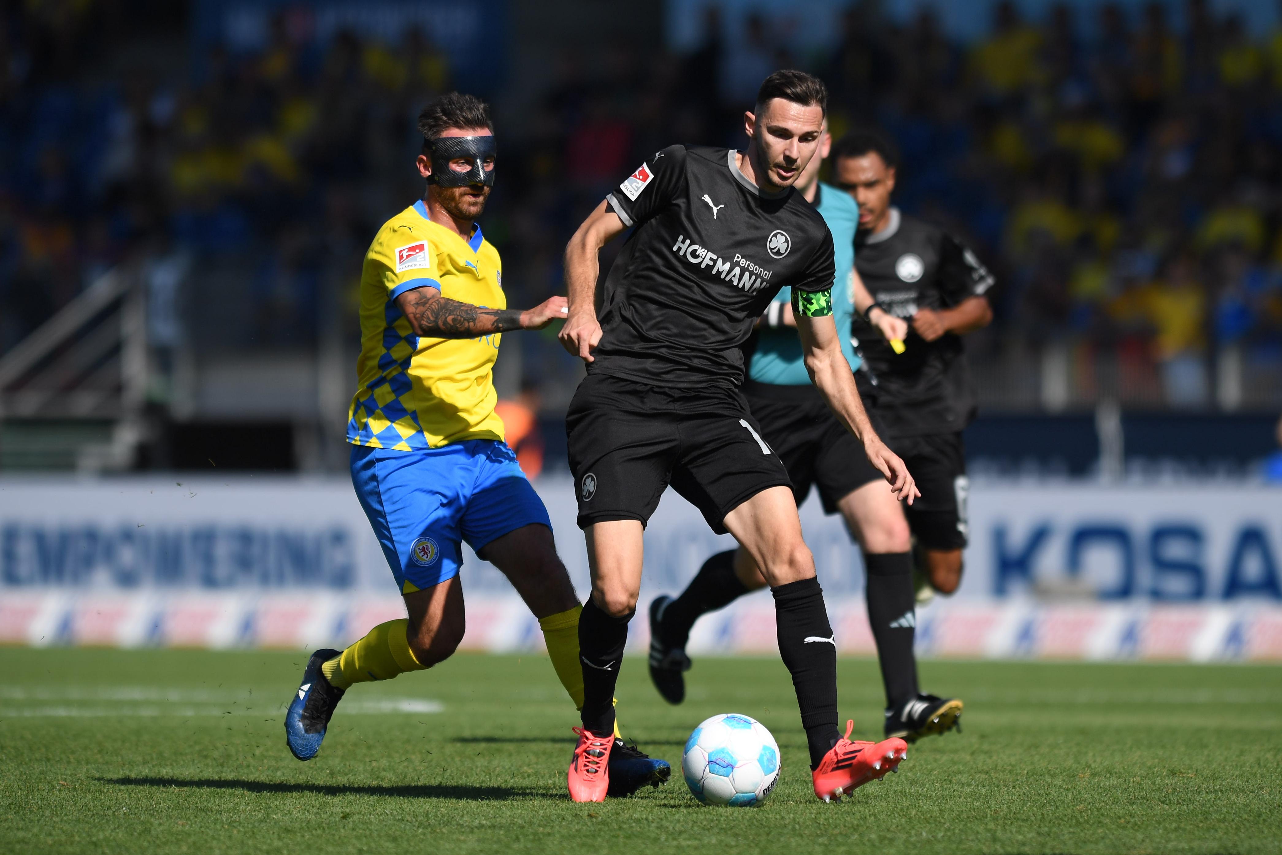 Spielszene Eintracht Braunschweig - SpVgg Greuther Fürth