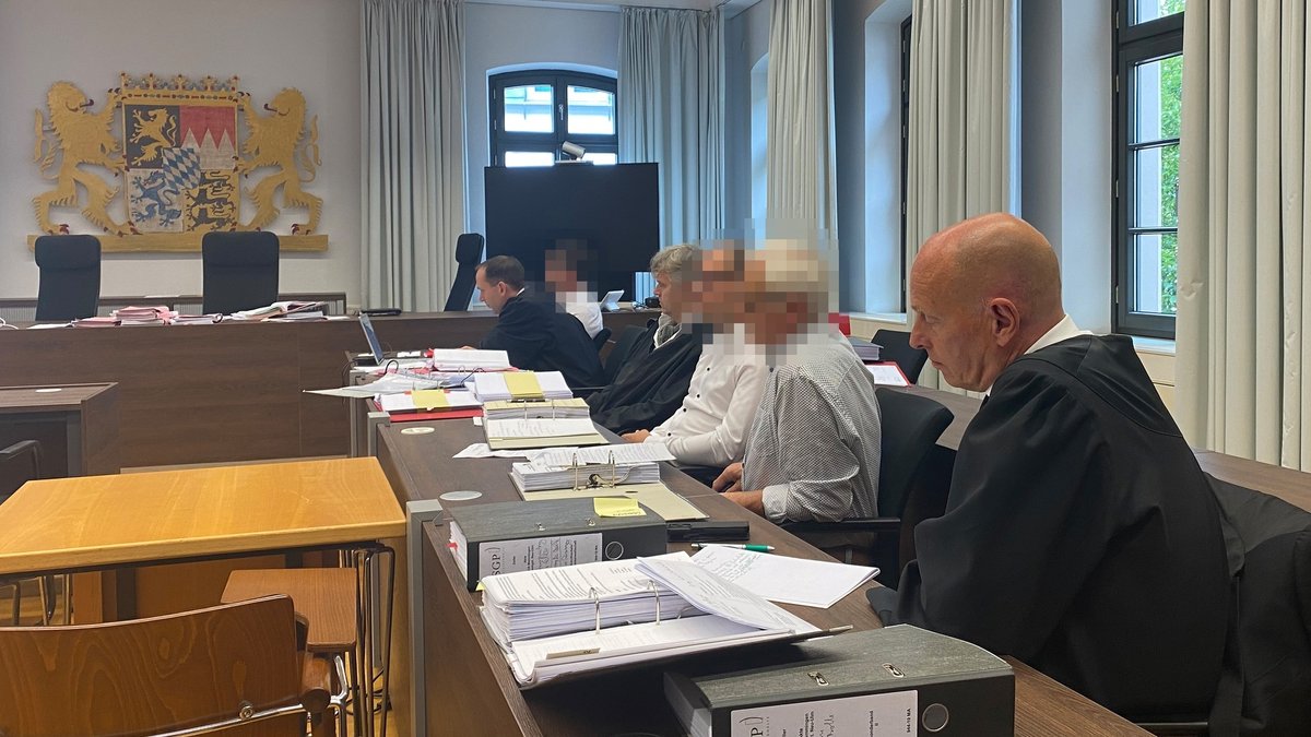 Der Landwirt aus Bad Grönenbach und seine beiden Söhne mit deren Anwälten auf der Anklagebank im Landgericht Memmingen. 