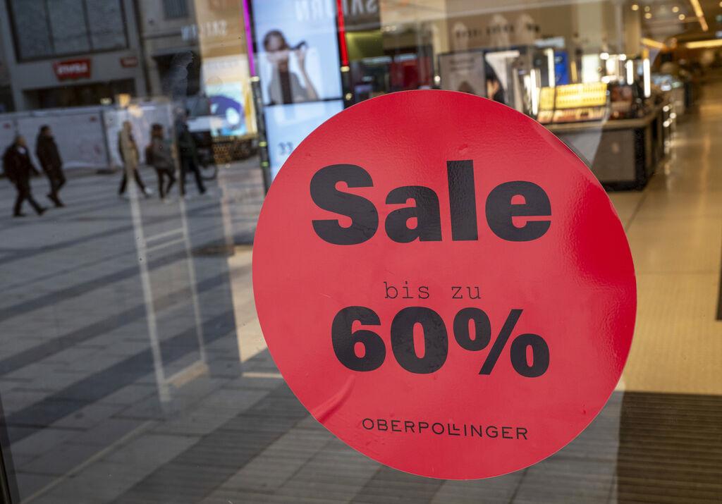 02.02.2024, Bayern, München: Ein roter, runder Aufkleber mit der Aufschrift "Sale - bis zu 60 Prozent - Oberpollinger" hängt vor Geschäftsöffnung am Eingang des Kaufhauses Oberpollinger in der Innenstadt. Das Handelsunternehmen KaDeWe Group mit den Luxus-Kaufhäusern KaDeWe in Berlin, Oberpollinger in München und Alsterhaus in Hamburg hatte in den vergangenen Tagen Insolvenz angemeldet. Foto: Peter Kneffel/dpa +++ dpa-Bildfunk +++