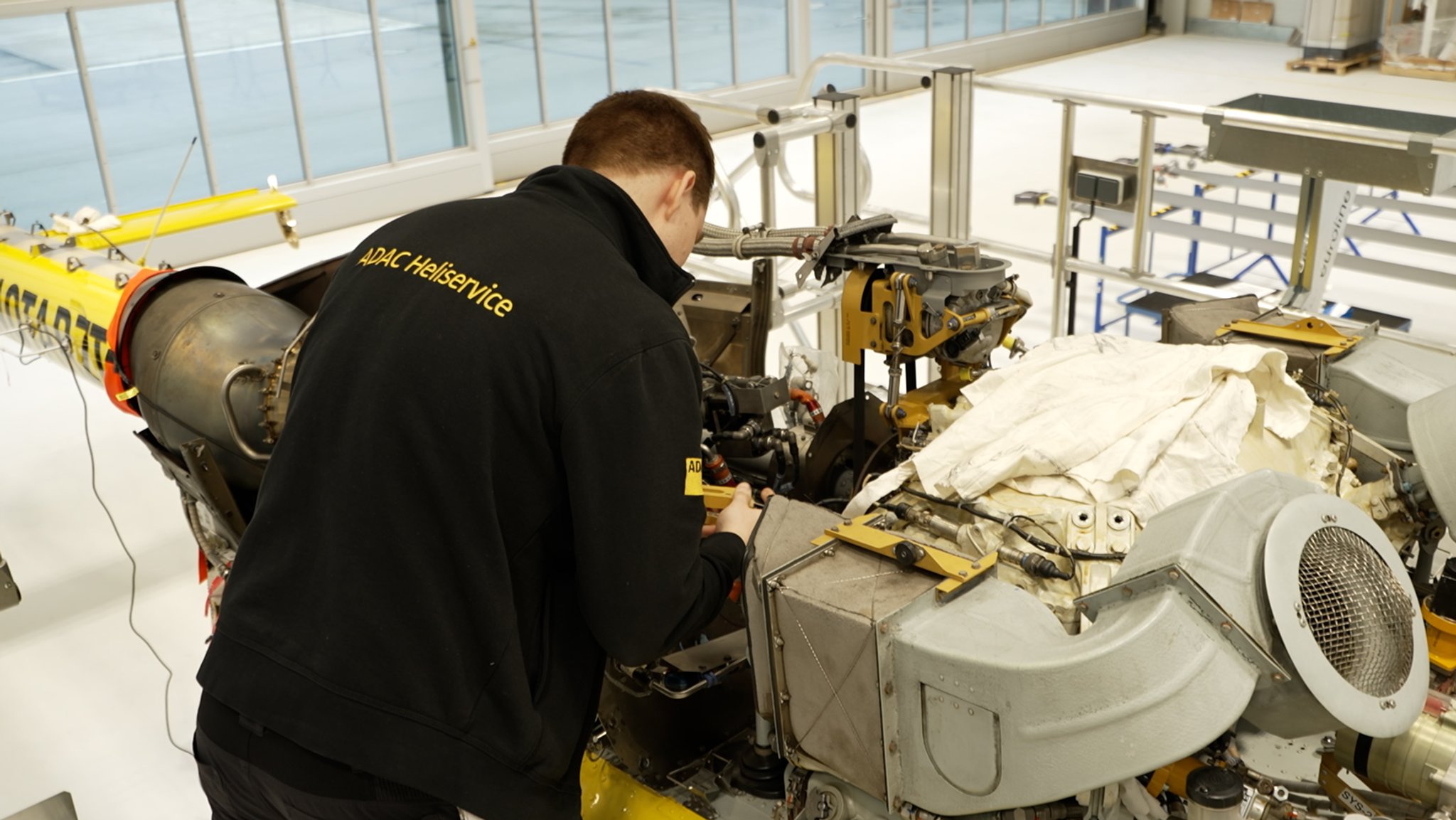 Ein Techniker arbeitet am Antrieb eines Airbus-Helikopters 