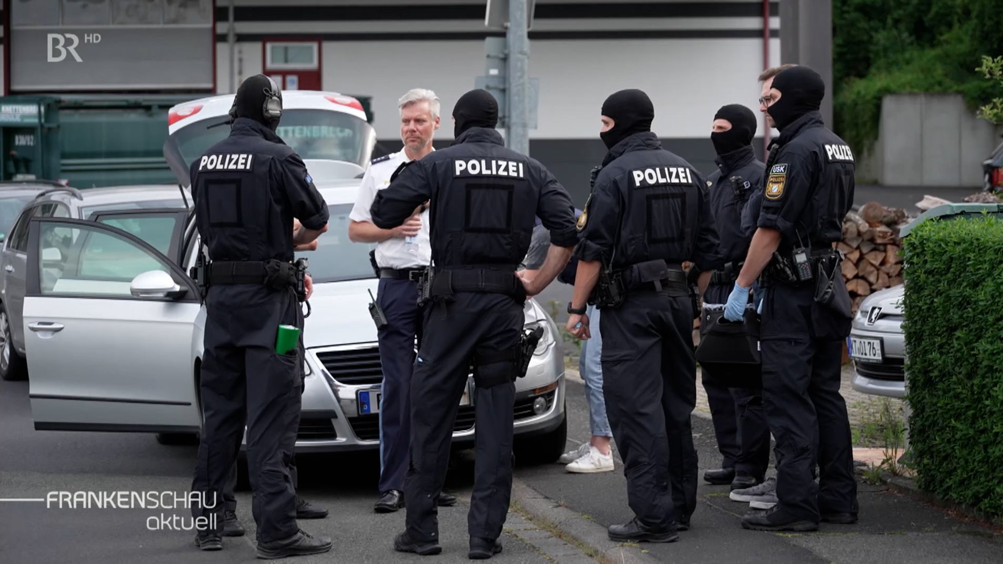 Polizisten besprechen sich.