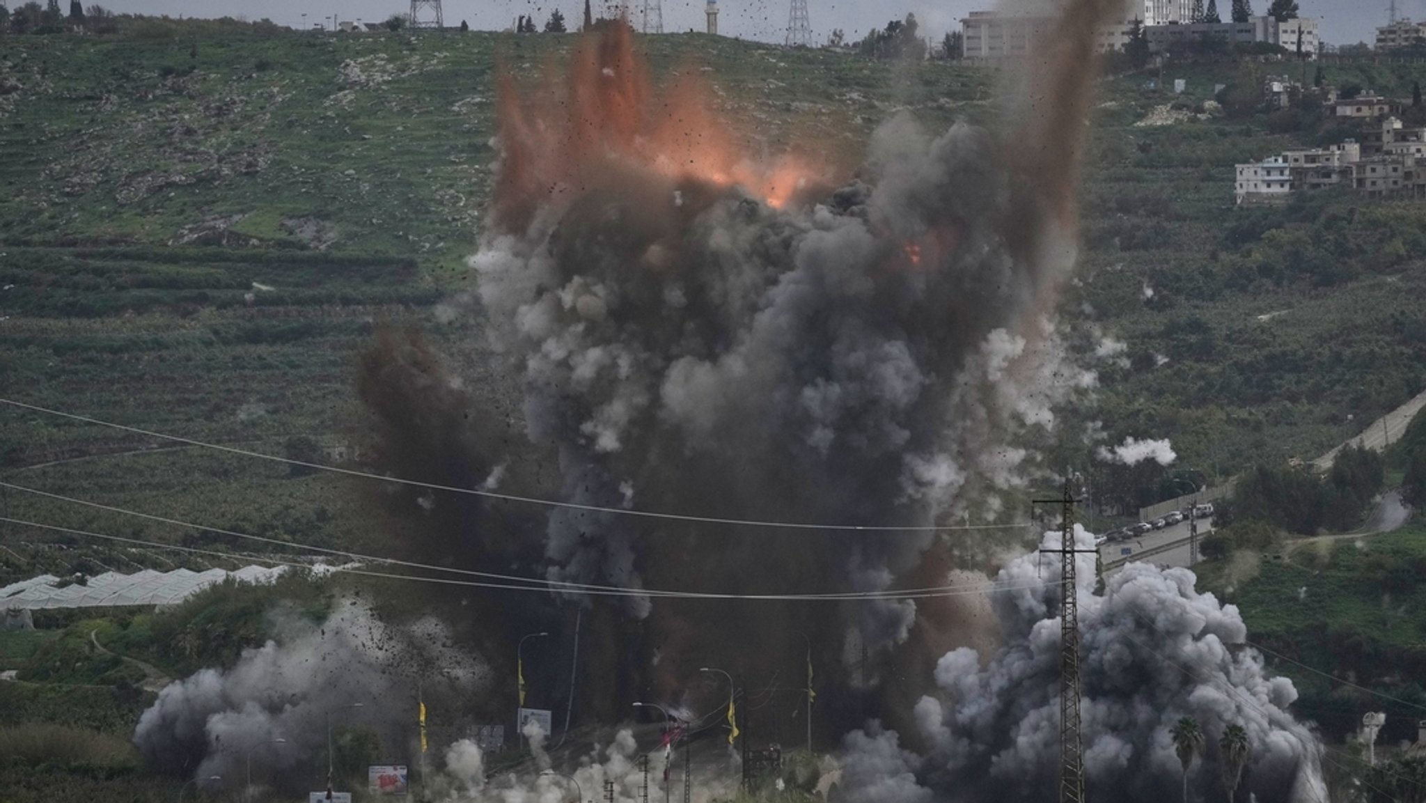 2.03.2026, Libanon, Tyrus: Rauch und Flammen steigen nach einem israelischen Luftangriff auf, der die Qasmiyeh-Brücke in der Nähe der libanesischen Küstenstadt Tyrus getroffen hat.