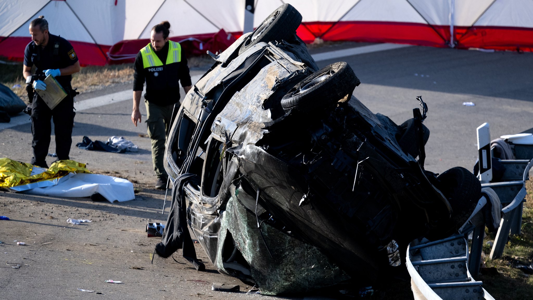 Der Schleuser-Fahrer, der am Freitag einen Unfall verursacht hat, bei dem sieben Menschen starben, soll wegen siebenfachen Mordes vor Gericht kommen. 