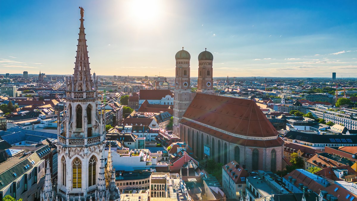 Ansicht von München mit dem Rathausturm im Vordergrund und der Frauenkirche