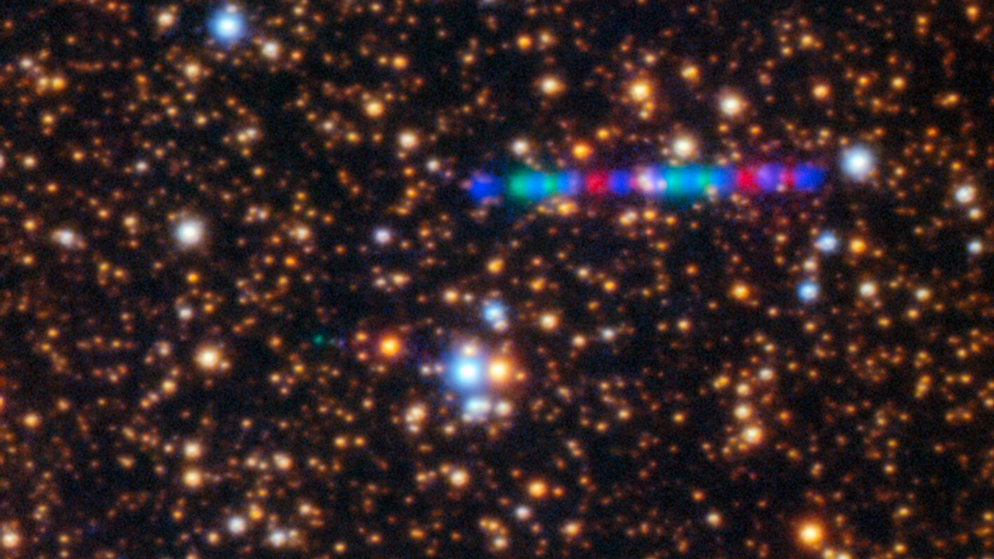 Vor einem dichten Sternenhintergrund ist eine Spur aus blauen, grünen und roten Lichtern zu sehen. Dies ist der Schweif des Kometen 3I/ATLAS, aufgenommen mit drei verschiedenen Farbfiltern mit dem Gemini-Teleskop. | Bild: International Gemini Observatory/NOIRLab/NSF/AURA/K. Meech (IfA/U. Hawaii) Image Processing: Jen Miller & Mahdi Zamani (NSF NOIRLab) Vor einem dichten Sternenhintergrund ist eine Spur aus blauen, grünen und roten Lichtern zu sehen. Dies ist der Schweif des Kometen 3I/ATLAS, aufgenommen mit drei verschiedenen Farbfiltern mit dem Gemini-Teleskop.