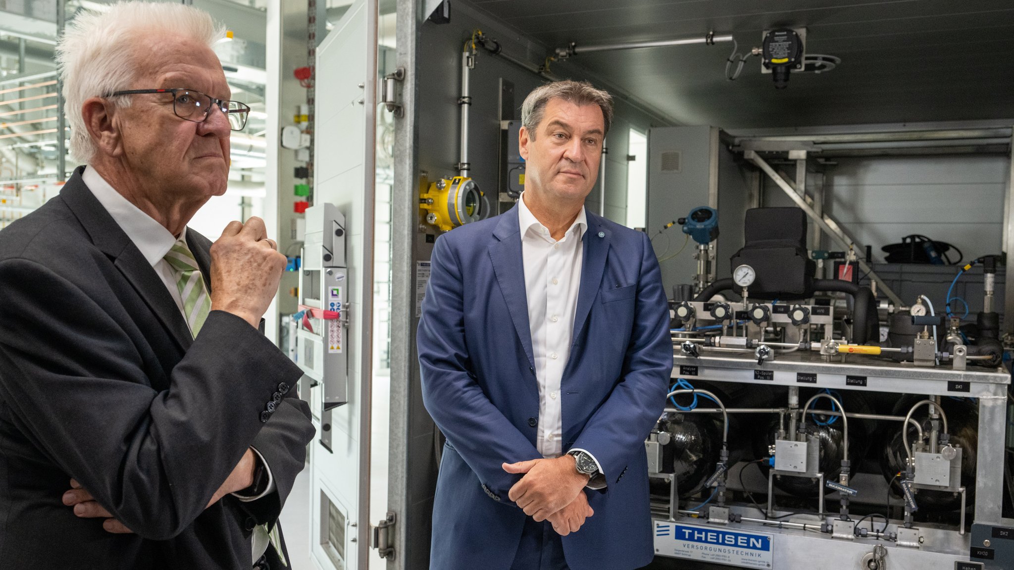 Neu-Ulm, 29.08.22: Winfried Kretschmann (Grüne, l.) und Markus Söder (CSU, r.) stehen vor einer mobilen Wasserstofftankstelle.