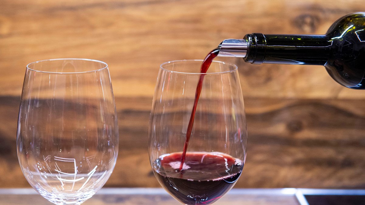 Verätzungen nach Wein-Genuss: Ermittler sehen keine Absicht