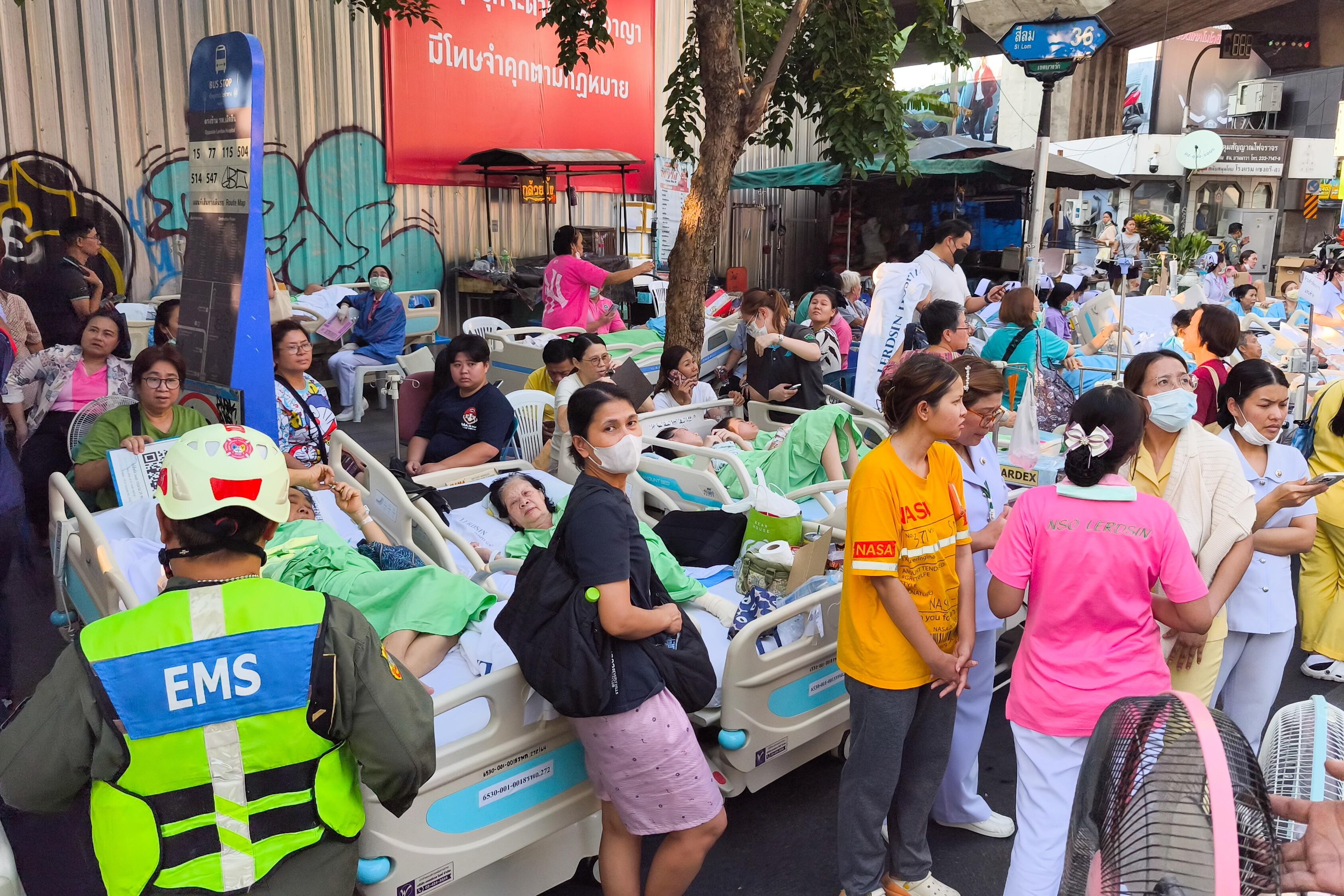 Nach dem Erdbeben mussten Patienten aus einem Krankenhaus in Bangkok evakuiert werden