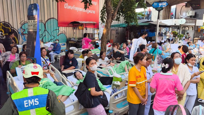 Nach dem Erdbeben mussten Patienten aus einem Krankenhaus in Bangkok evakuiert werden | Bild: picture alliance/dpa/TASS | Pavel Karavashkin Nach dem Erdbeben mussten Patienten aus einem Krankenhaus in Bangkok evakuiert werden
