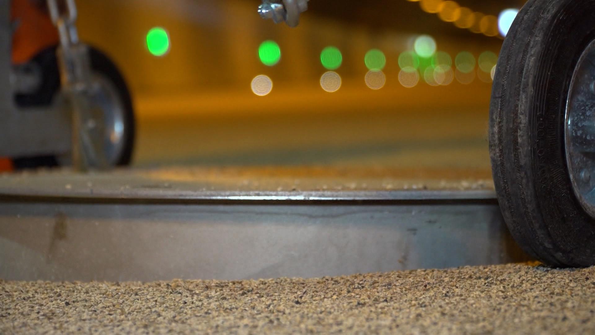 Defekte Kanaldeckel im Tunnel Farchant.