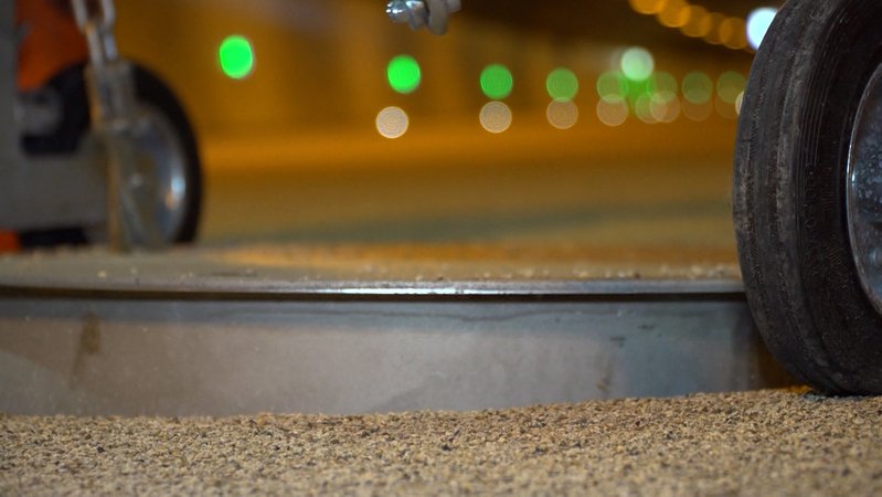 Defekte Kanaldeckel im Tunnel Farchant. | Bild: BR Defekte Kanaldeckel im Tunnel Farchant.