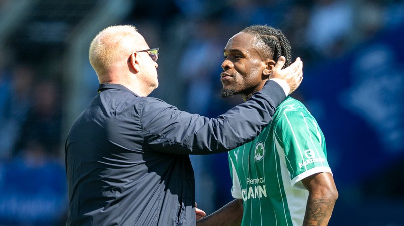 Heiko Vogel mit Noel Futkeu | Bild: picture alliance/dpa | David Inderlied Heiko Vogel mit Noel Futkeu
