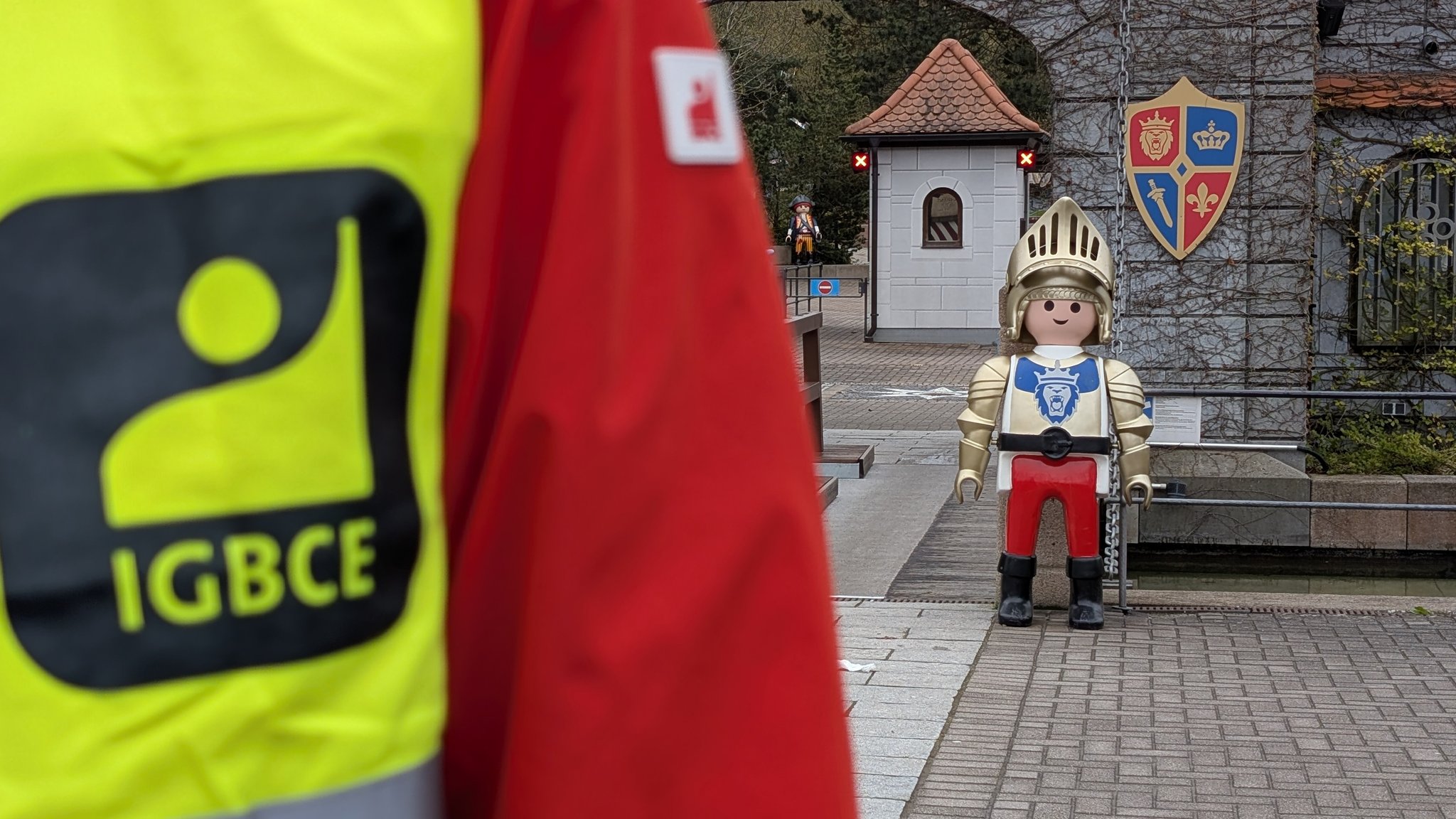 Gewerkschafter bei Protestaktion vor Playmobil-Zentrale