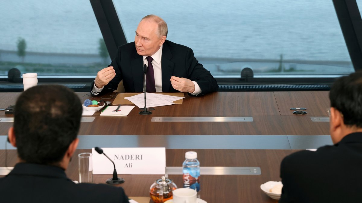 "Sind Sie so blöd wie der Tisch?": Putin verwirrt mit Drohungen