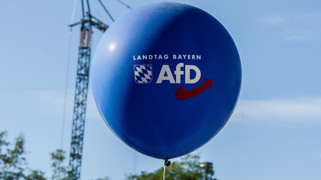 Die AfD wird im Oktober höchstwahrscheinlich wieder in den Bayerischen Landtag gewählt. Wie stellt sich die AfD diesmal auf? Haben Kandidaten mit besonders extremen Positionen intern den Vorrang? | Bild: picture alliance / ZUMAPRESS.com | Sachelle Babbar Die AfD wird im Oktober höchstwahrscheinlich wieder in den Bayerischen Landtag gewählt. Wie stellt sich die AfD diesmal auf? Haben Kandidaten mit besonders extremen Positionen intern den Vorrang?