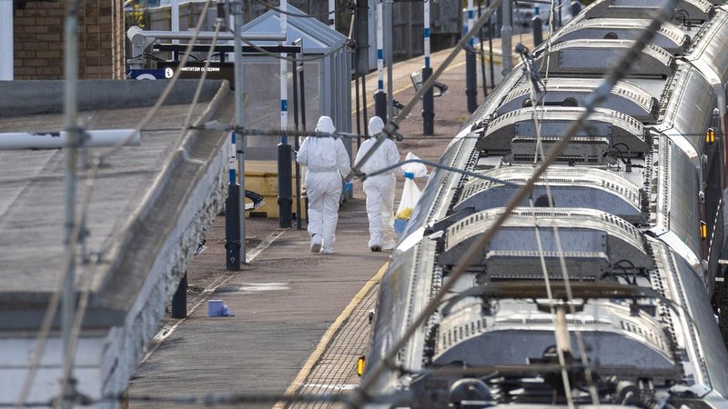 Nach dem Angriff in einem Zug in England mit mehreren Verletzten gibt es laut Polizei keine Hinweise auf ein terroristisches Motiv. | Bild: picture alliance / Anadolu | Stringer Nach dem Angriff in einem Zug in England mit mehreren Verletzten gibt es laut Polizei keine Hinweise auf ein terroristisches Motiv.