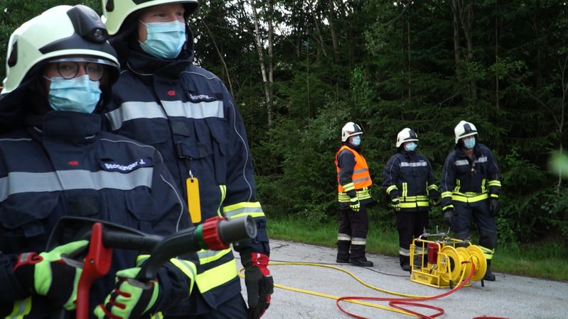 In Bayern sind rund 315.000 Feuerwehrler im aktiven Dienst - aber nur rund zehn Prozent davon sind Frauen! Immer noch eine Männerdomäne, was aber besonders kleinere Orte vor Probleme stellt. In Phillipsreuth hat man sich aktiv um Frauenpower bemüht ...