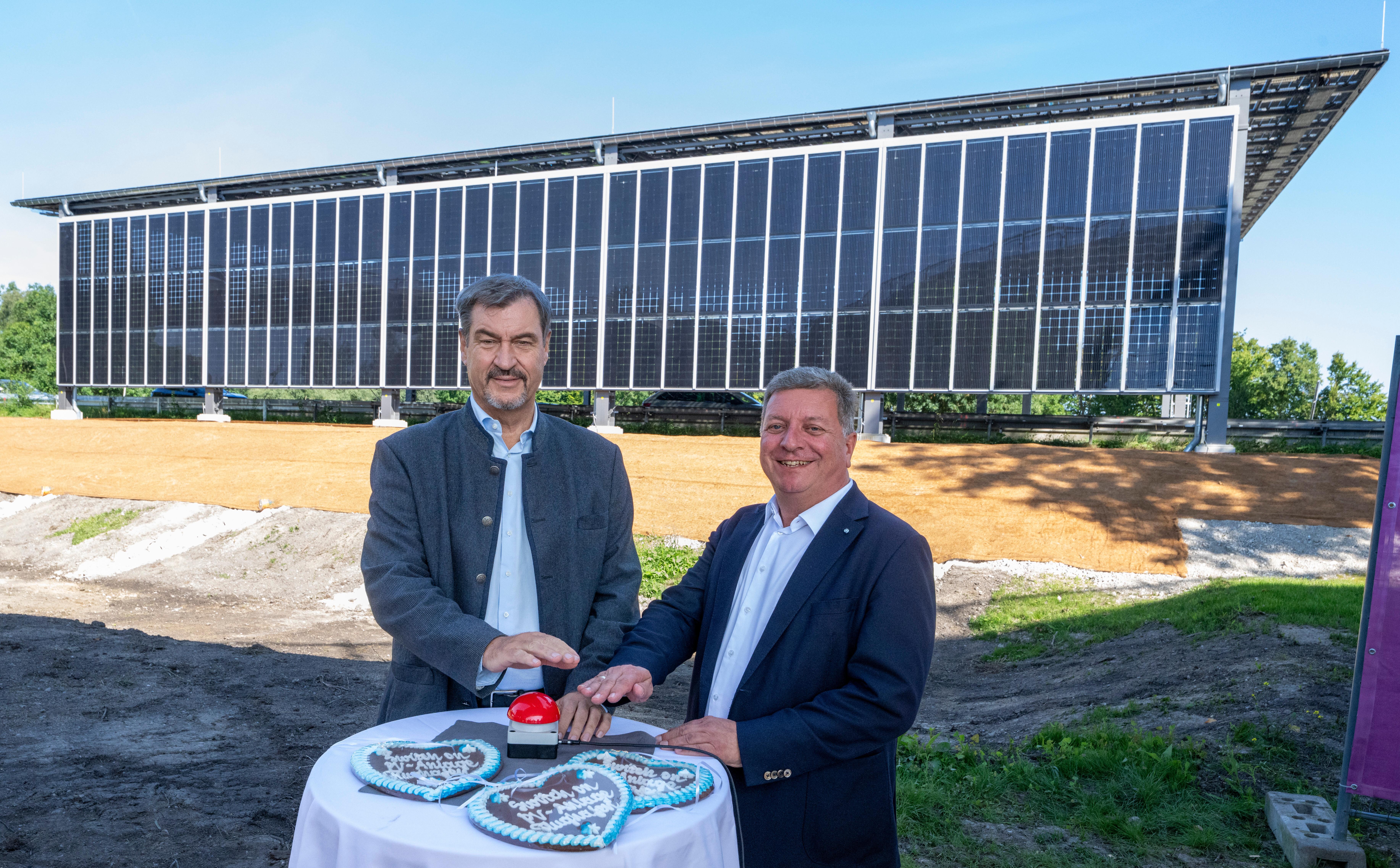 In Betrieb genommen: Ministerpräsident Markus Söder (links) und Verkehrsminister Christian Bernreiter (beide CSU) vor der neuen PV-Straßenüberdachung.
