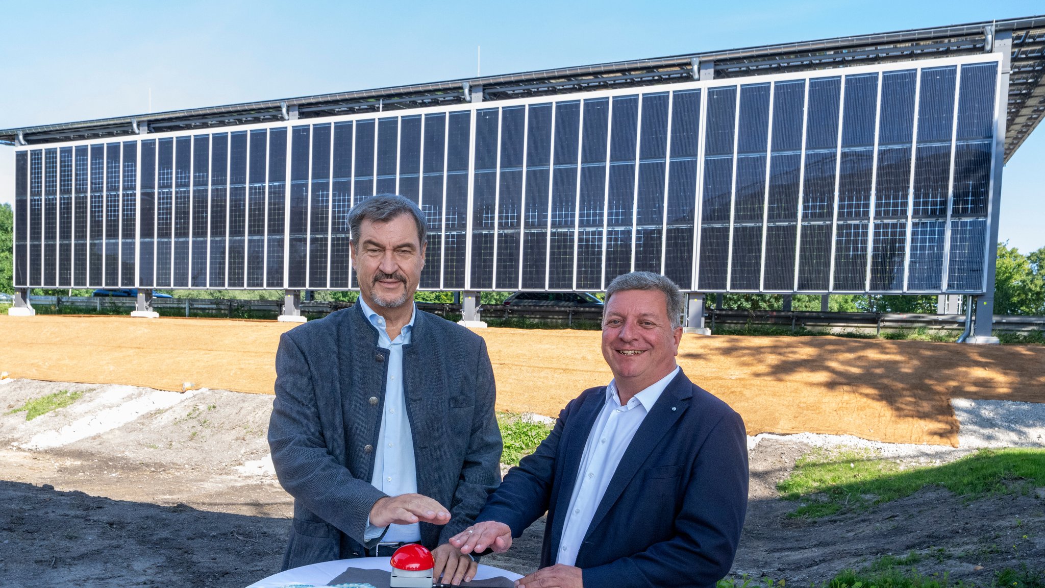Pilotanlage gestartet: Kommen jetzt Solardächer über Autobahnen?