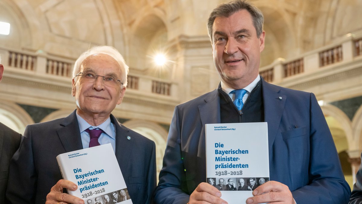 Ex-Ministerpräsident Edmund Stoiber und Ministerpräsident Markus Söder in der Staatskanzlei bei der Vorstellung des Buches "Die bayerischen Ministerpräsidenten 1918 - 2018"
