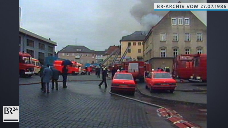 Brand im Löwenbräukeller, die Feuerwehr ist mit vielen Löschfahrzeugen vor Ort