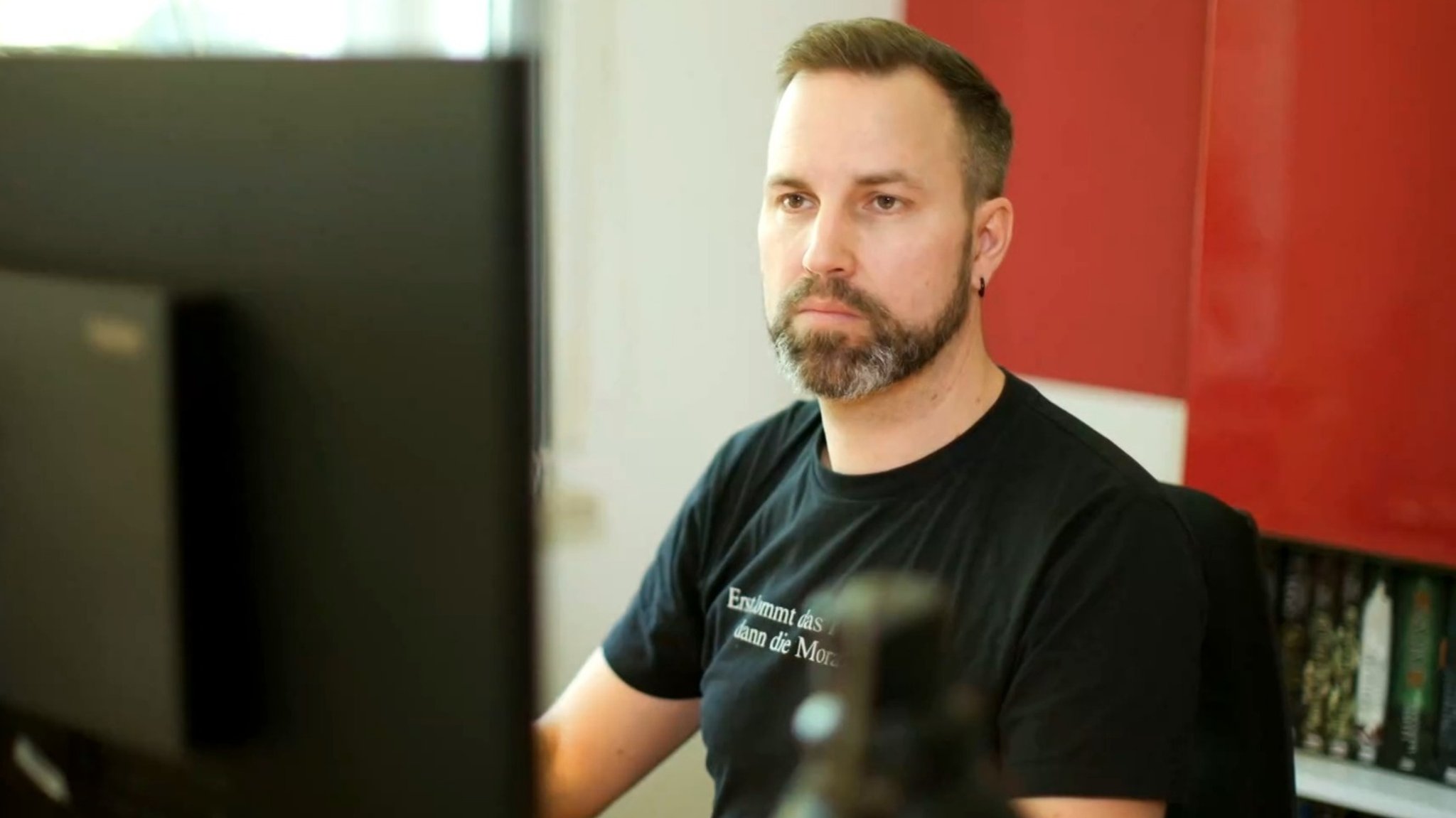 Ein Grafik-Designer sitzt am Computerbildschirm | Bild: BR Ein Grafik-Designer sitzt am Computerbildschirm