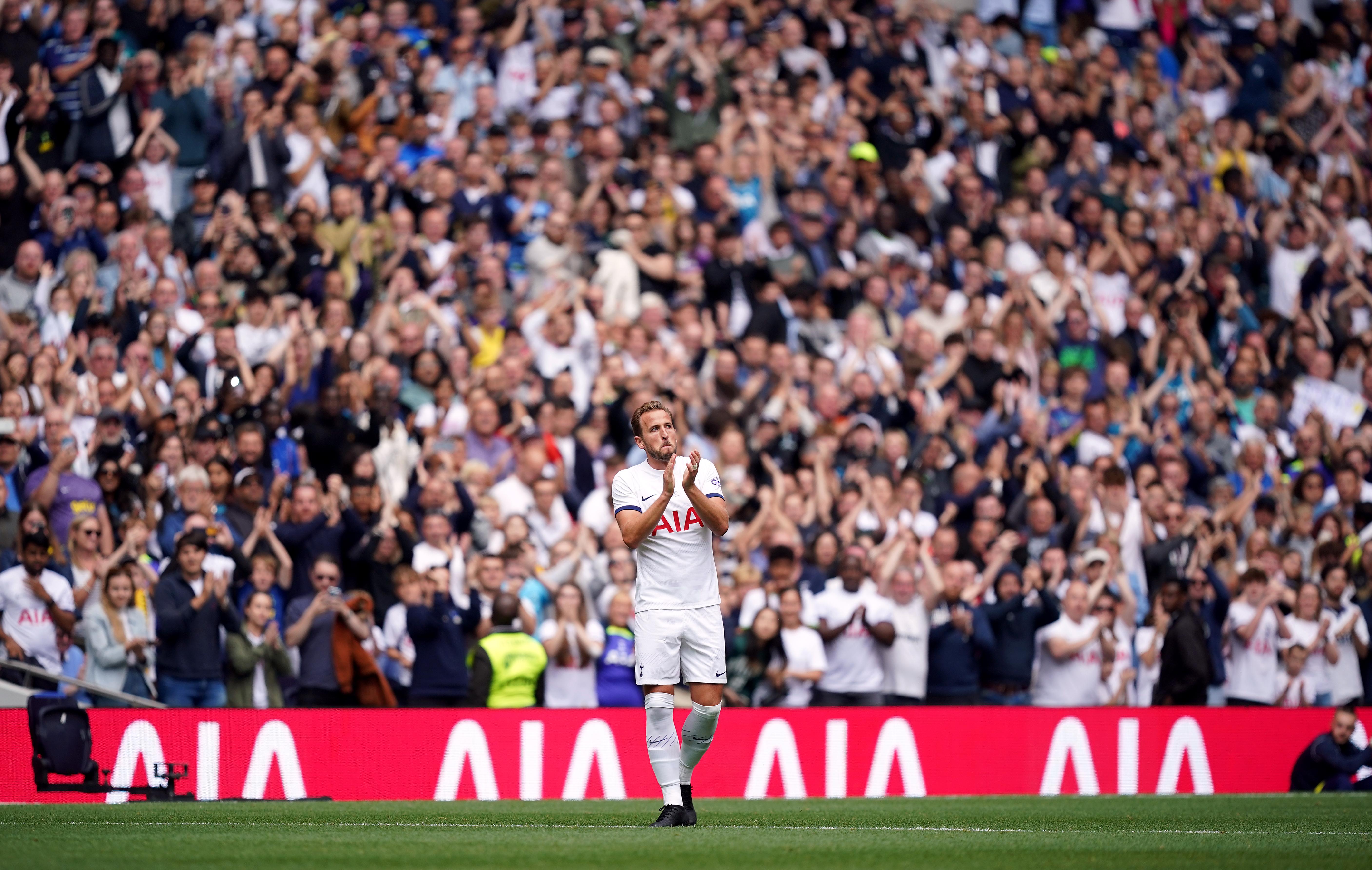 Harry Kane bedankt sich nach seiner Auswechslung bei den Tottenham-Fans  | Bild:dpa/picture-alliance