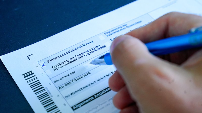 Die Deutsche Steuer-Gewerkschaft (DSTG) will die Steuererklärung für Arbeitnehmer abschaffen. | Bild: pa/dpa/Jens Krick Die Deutsche Steuer-Gewerkschaft (DSTG) will die Steuererklärung für Arbeitnehmer abschaffen.