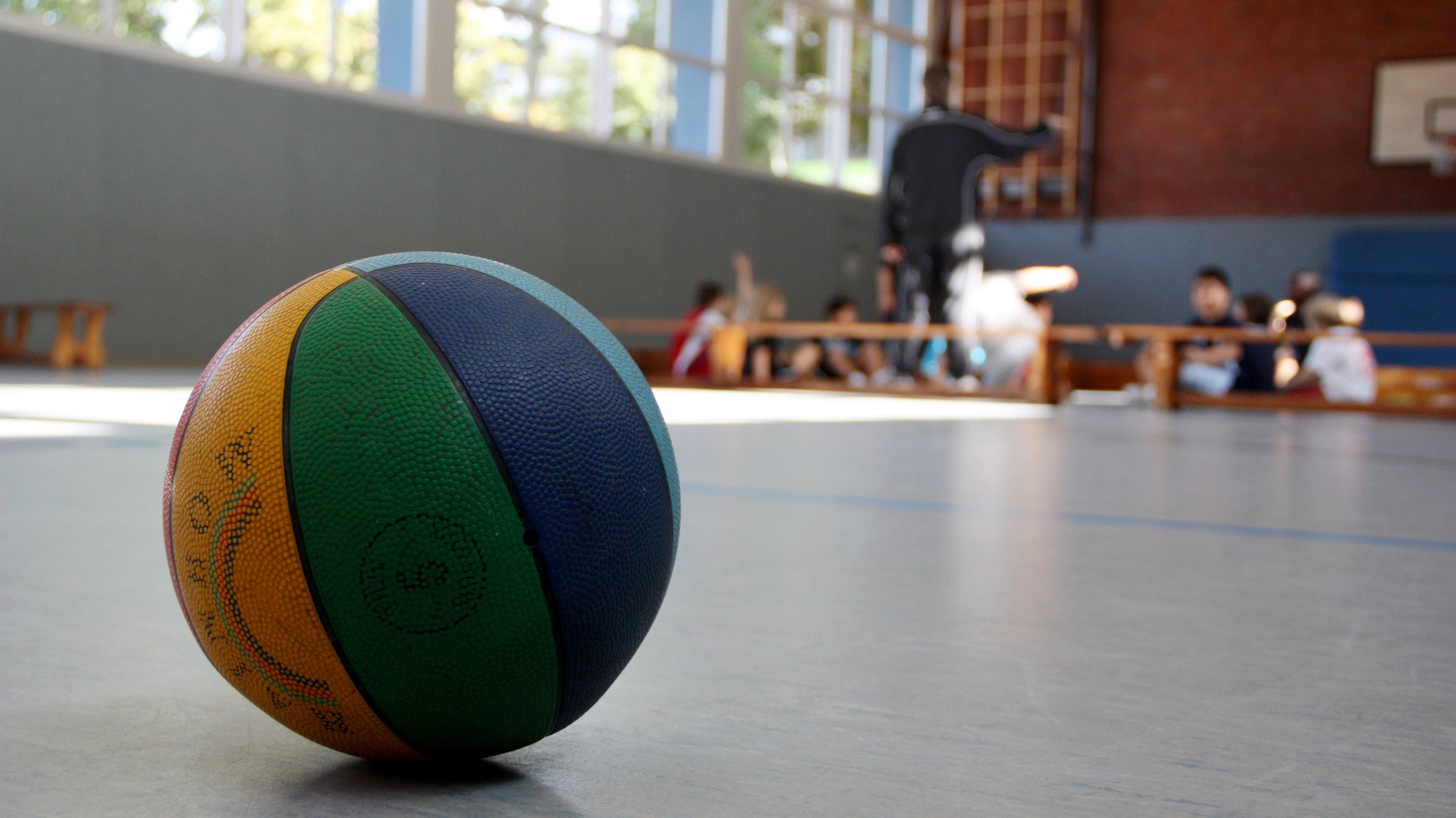Ein Basketball liegt am 22.09.2010 in der Sporthalle einer Grundschule in Hamburg | Bild: picture alliance / dpa Themendienst|Mascha Brichta Ein Basketball liegt am 22.09.2010 in der Sporthalle einer Grundschule in Hamburg