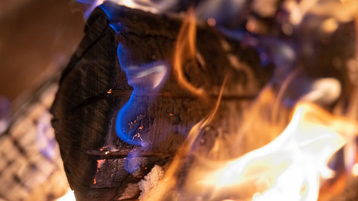Ein brennendes Holzscheit (Symbolfoto)