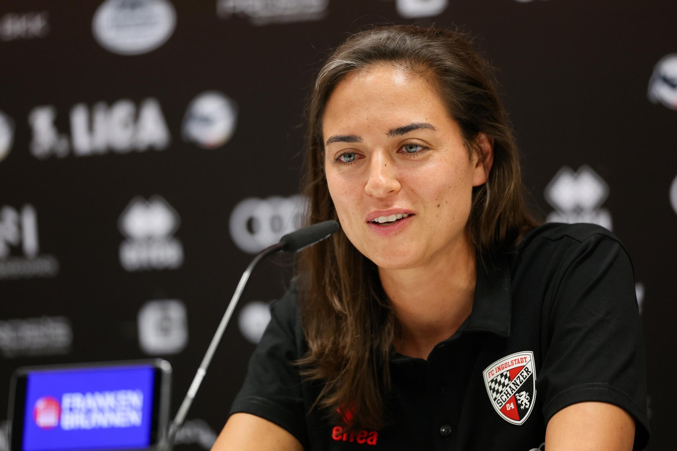 27.06.2024, Bayern, Ingolstadt: Fußball: 3. Liga, Pressekonferenz FC Ingolstadt, Die erste weibliche Cheftrainerin im deutschen Profi-Fußball, Sabrina Wittmann, spricht bei der Pressekonferenz des FC Ingolstadt. Foto: Daniel Löb/dpa +++ dpa-Bildfunk +++