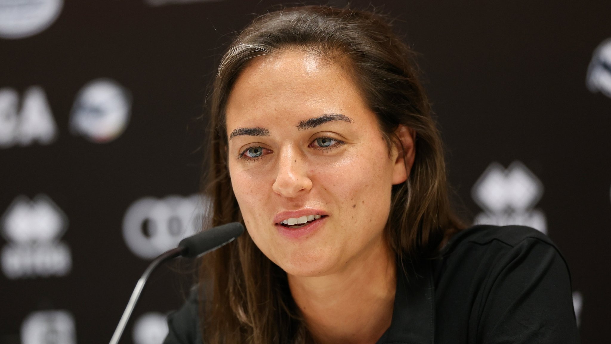 27.06.2024, Bayern, Ingolstadt: Fußball: 3. Liga, Pressekonferenz FC Ingolstadt, Die erste weibliche Cheftrainerin im deutschen Profi-Fußball, Sabrina Wittmann, spricht bei der Pressekonferenz des FC Ingolstadt. Foto: Daniel Löb/dpa +++ dpa-Bildfunk +++