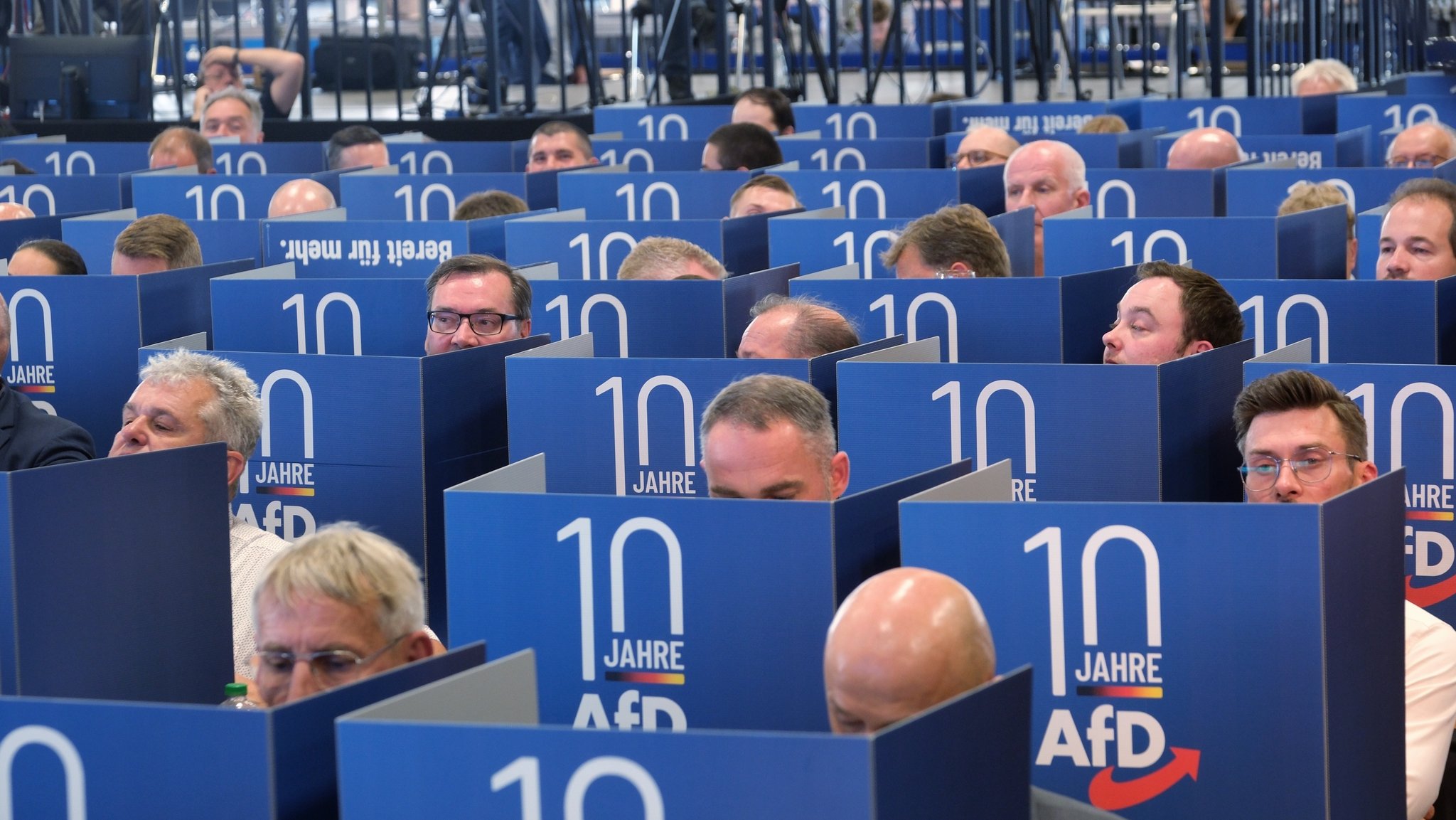 Delegierte geben hinter Wahlkabinen ihre Stimmen für den Listenplätze für die Europawahl der AfD auf der Europawahlversammlung in der Messe Magdeburg ab.