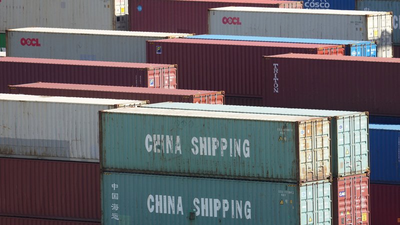 Symbolbild: Zölle | Bild: dpa-Bildfunk/Damian Dovarganes Symbolbild: Zölle