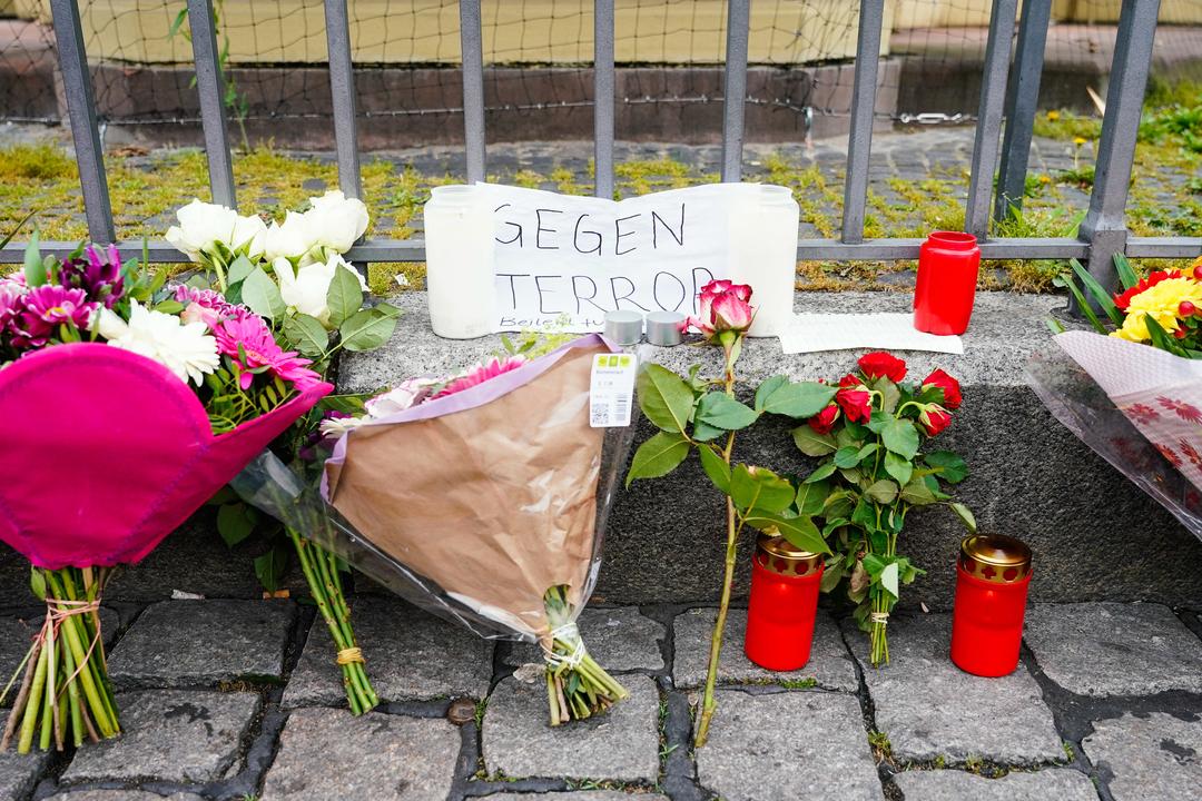 01.06.2024, Baden-Württemberg, Mannheim: Kerzen, Blumen und ein Blatt Papier mit der Aufschrift ·Gegen Terror· stehen am Tatort auf dem Marktplatz.