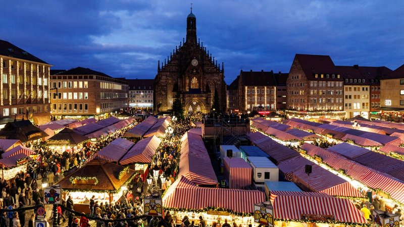 Blick von oben auf den Christkindlesmarkt | Bild: dpa-Bildfunk / Daniel Karmann Blick von oben auf den Christkindlesmarkt