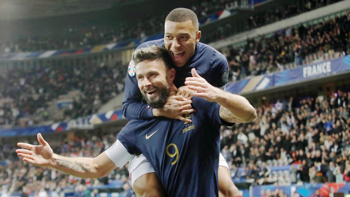 Olivier Giroud und Kylian Mbappé bejubeln einen Treffer der Equipe Tricolore