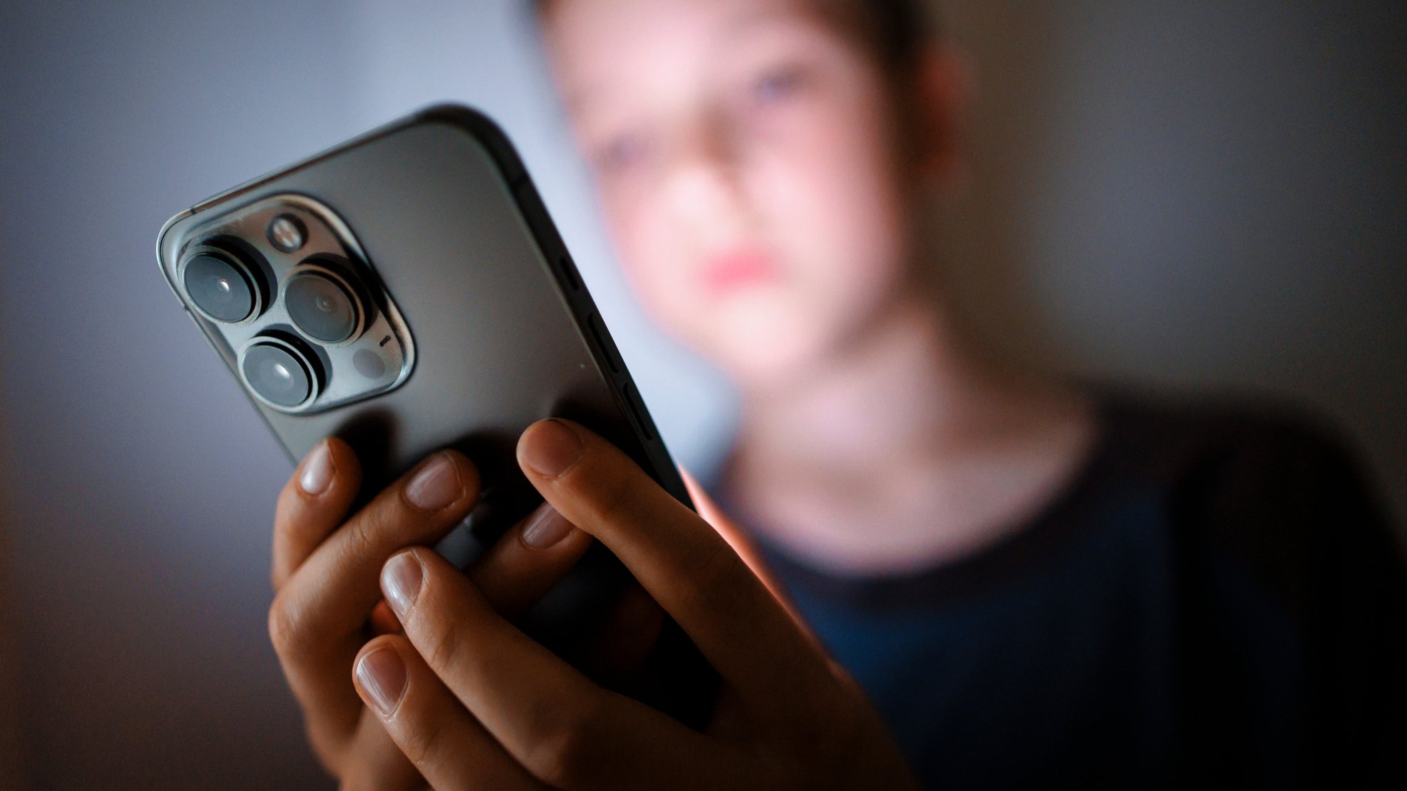 Symbolbild: Kind mit Handy | Bild: picture alliance / photothek.de | Thomas Trutschel Symbolbild: Kind mit Handy