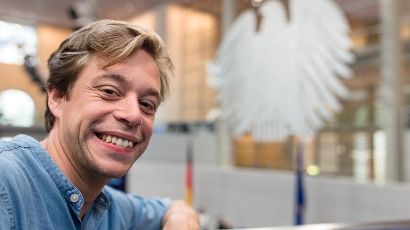 Der Demokratie-Check / Checker Tobi im Deutschen Bundestag | Bild: BR / megaherz GmbH Der Demokratie-Check / Checker Tobi im Deutschen Bundestag