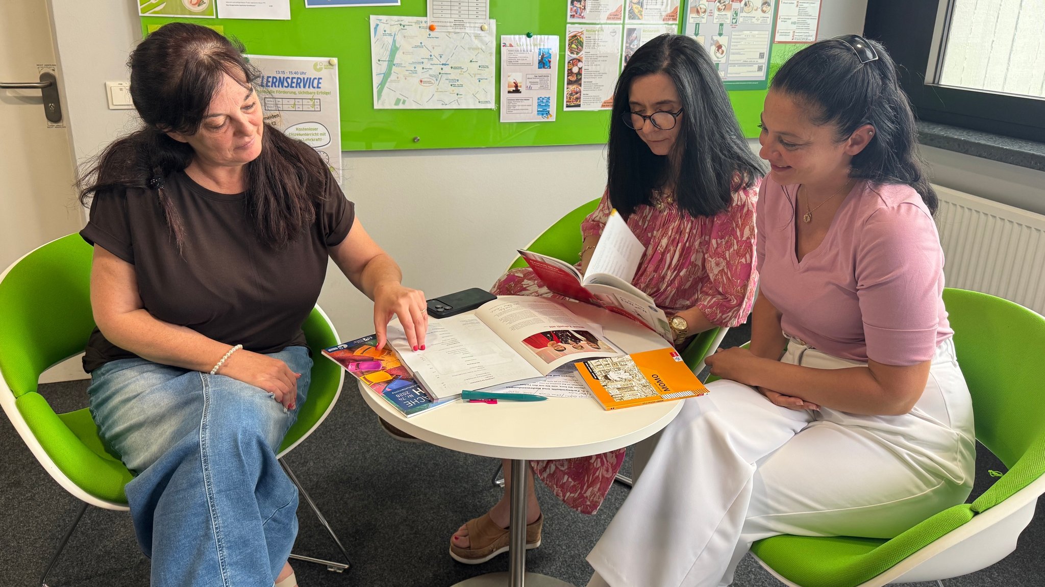 Symbolbild: Drei Frauen mit Deutschlern-Büchern | Bild: Bayerischer Rundfunk 2026 Symbolbild: Drei Frauen mit Deutschlern-Büchern