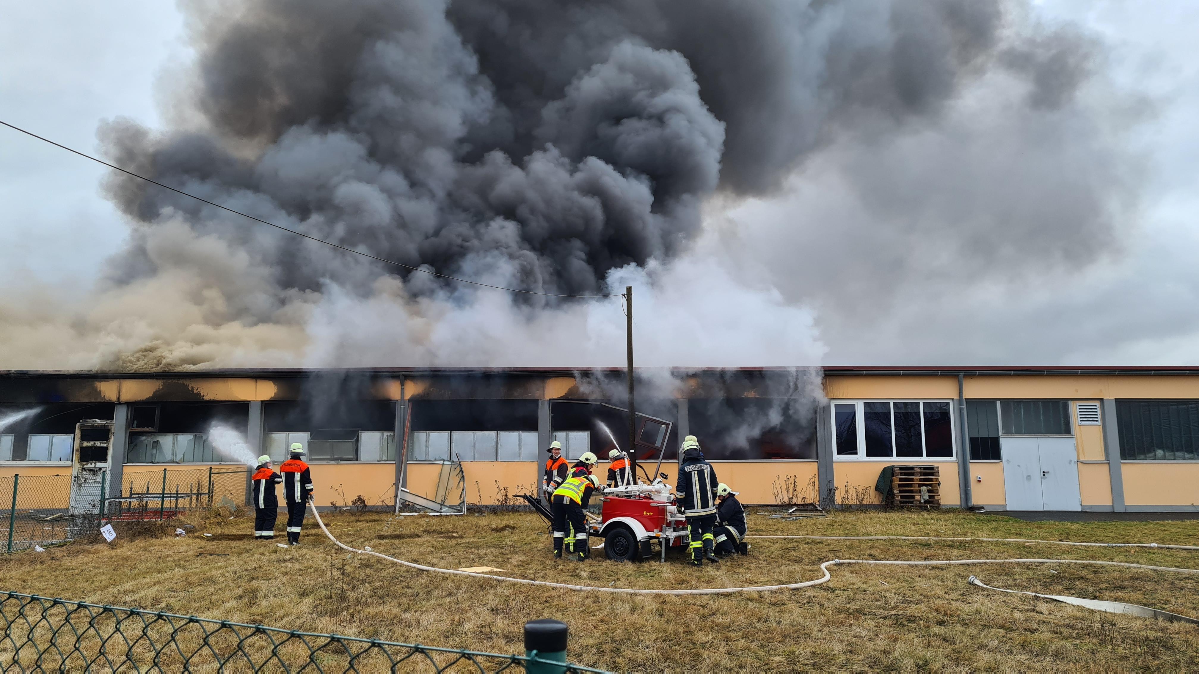 Lagerhalle In Flammen: Schaden In Millionenhöhe | BR24