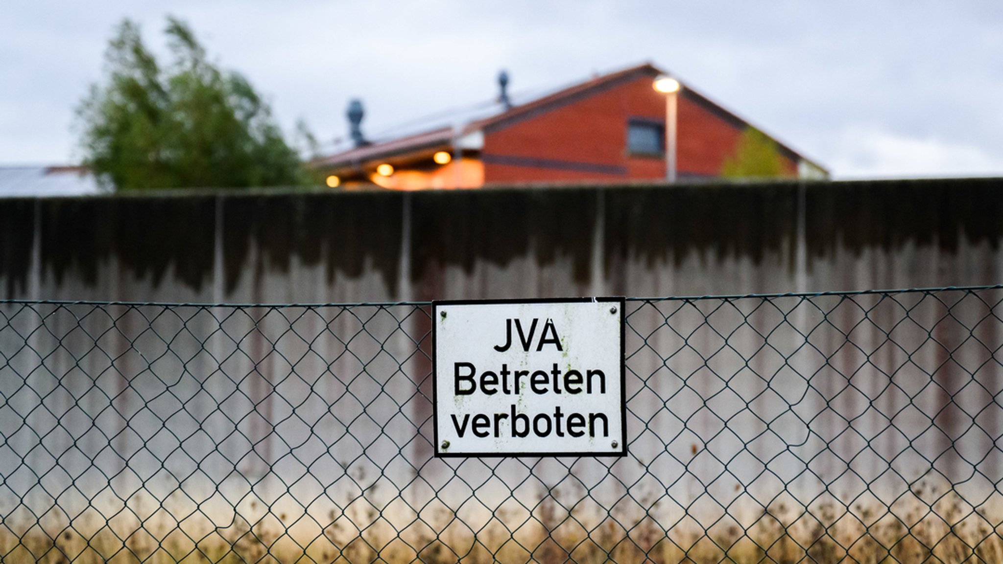 Ein Schild ·JVA Betreten verboten· hängt an der Justizvollzugsanstalt (JVA) Sehnde in der Region Hannover. | Bild: dpa-Bildfunk/Julian Stratenschulte Ein Schild ·JVA Betreten verboten· hängt an der Justizvollzugsanstalt (JVA) Sehnde in der Region Hannover.