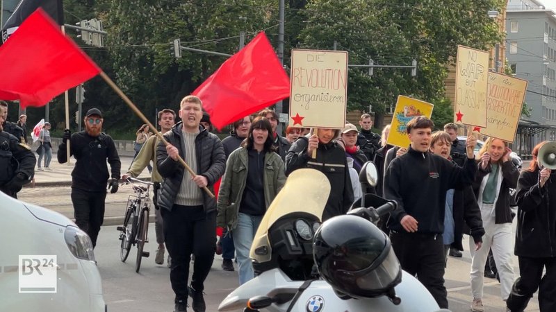 Aktivisten der "Letzten Generation" demonstrieren in Augsburg gegen Razzia.