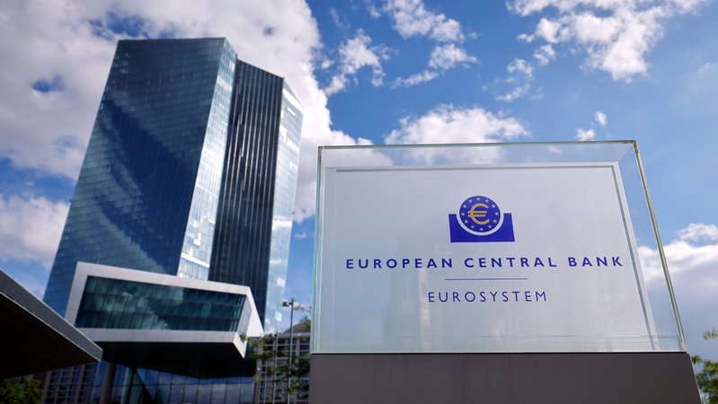 Das Gebäude der Europäischen Zentralbank in der EZB in Frankfurt. | Bild: picture alliance / Panama Pictures | Christoph Hardt Das Gebäude der Europäischen Zentralbank in der EZB in Frankfurt.